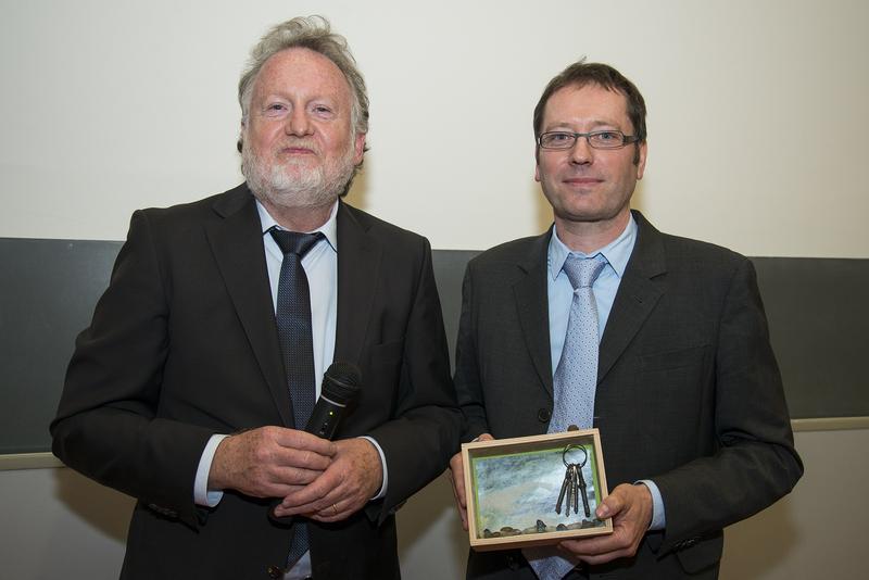 Feierliche Shlüsselübergabe: Prof. Andreas Müller (re) und sein Vorgänger Prof. Peter Bartmann.