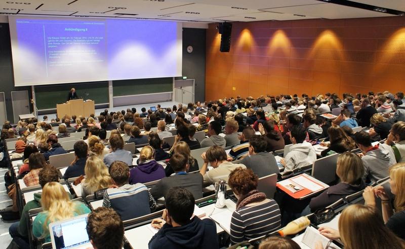 Während einer wirtschaftswissenschaftlichen Vorlesung an der Universität Jena: Die Wirtschaftswissenschaften und das Fach Jura haben im aktuellen CHE Hochschulranking sehr gut abgeschnitten.