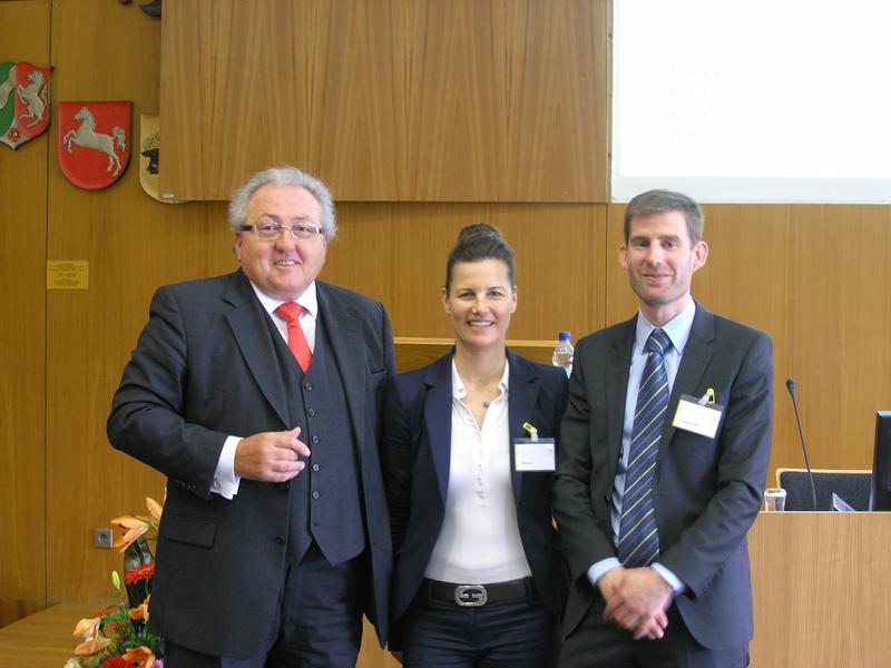 Moderator Rudolf X. Ruter sowie die wissenschaftlichen Leiter Univ.-Prof. Dr. Michèle Morner und Prof. Dr. Ulf Papenfuß (v.l.n.r.) freuen sich über eine erfolgreiche Tagung