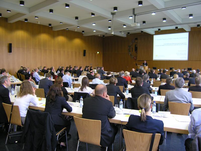 110 Teilnehmer folgen dem Auftaktvortrag in der Aula der Deutschen Universität für Verwaltungswissenschaften Speyer