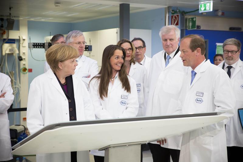 Bundeskanzlerin Dr. Angela Merkel im Gespräch mit Prof. Michael Hallek, Köln, und Roche Krebsforscherin Dr. Katharina Lechner