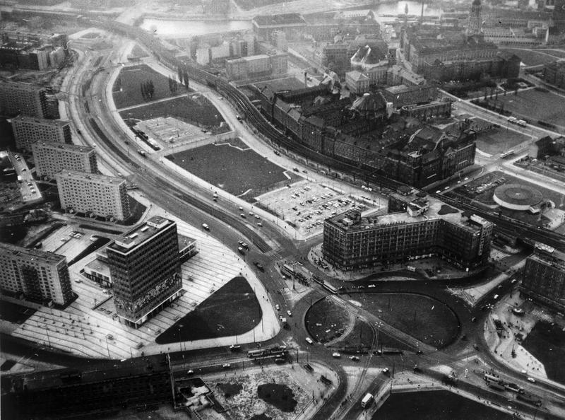 Der Alexanderplatz um 1964, aufgenommen vom Fotografen Lothar Willmann. Dieser hatte die seltene Möglichkeit, über Jahrzehnte hinweg Städte in der DDR von einem Flugzeug aus zu fotografieren.