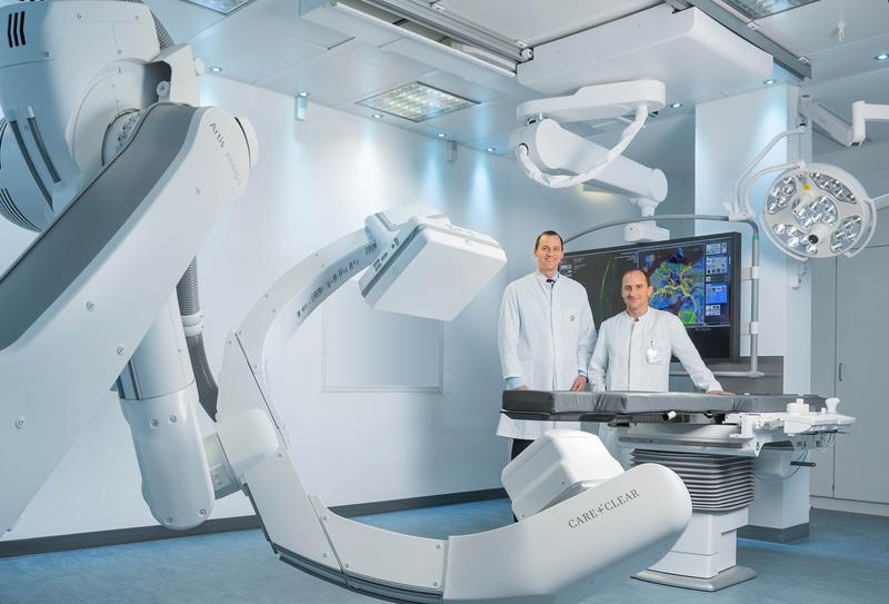 Radiologie-Direktor Prof. Dr. Ulf Teichgräber und Privat-Dozent Dr. René Aschenbach (rechts) setzen die neue Angiographieanlage nun in der Patientenversorgung des UKJ ein. Foto: UKJ/Radiologie.