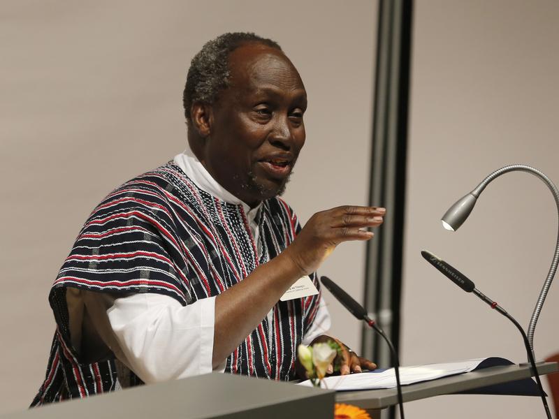 Prof. Ngũgĩ wa Thiong’o bei seiner Rede zur Annahme der Ehrendoktorwürde der Universität Bayreuth.