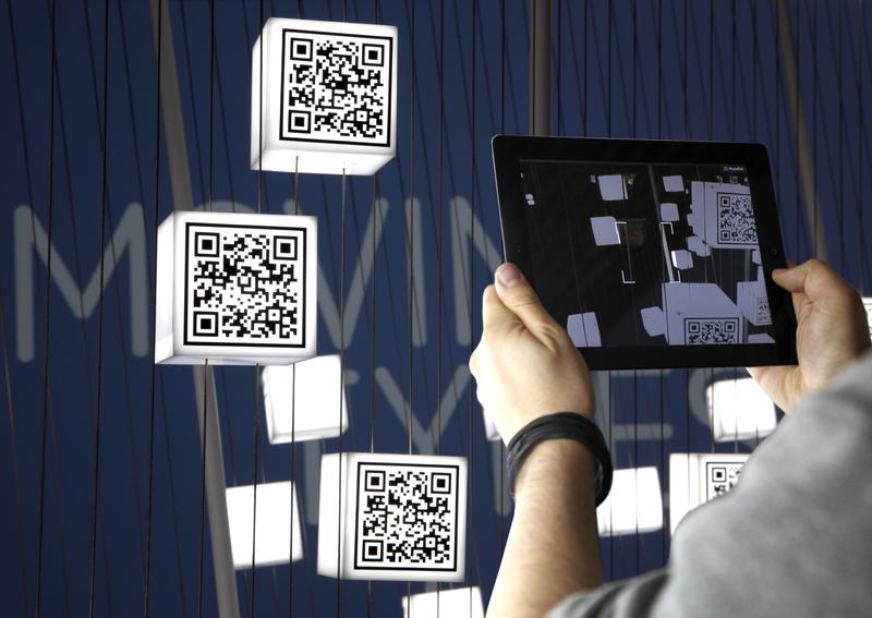"Moving Types" - Über QR-Codes können die Besucher die Exponate auf iPads spielen und ansehen.