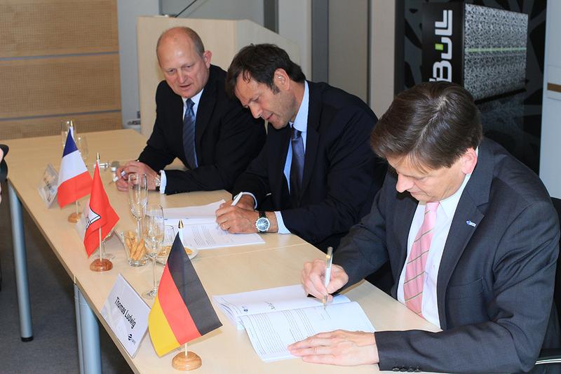 Thomas Ludwig, Direktor des DKRZ, Philippe Miltin und Gerd-Lothar Leonhart (beide Geschäftsführer bei BULL) unterzeichnen den Vertrag zur Lieferung eines Petaflop/s-Supercomputers.