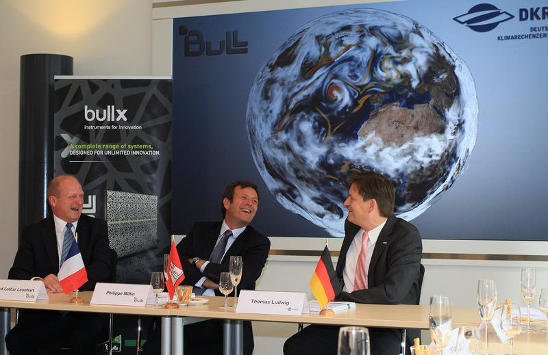 Thomas Ludwig, Direktor des DKRZ, Philippe Miltin und Gerd-Lothar Leonhart (beide Geschäftsführer bei BULL) unterzeichnen den Vertrag zur Lieferung eines Petaflop/s-Supercomputers.