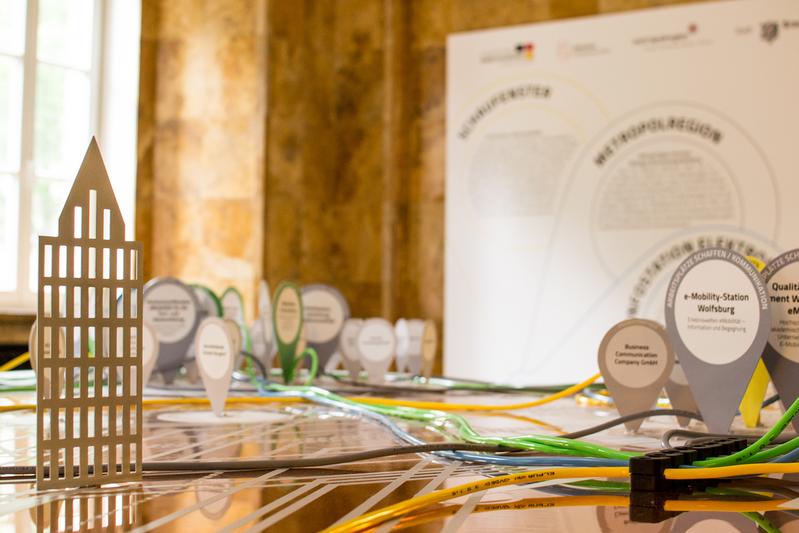 Die Infostation Elektromobiltät zeigt in Form einer stilisierten Karte der Metropolregion die verschiedenen Orte und Institutionen, an denen Elektromobilität erforscht und umgesetzt wird und stellt 