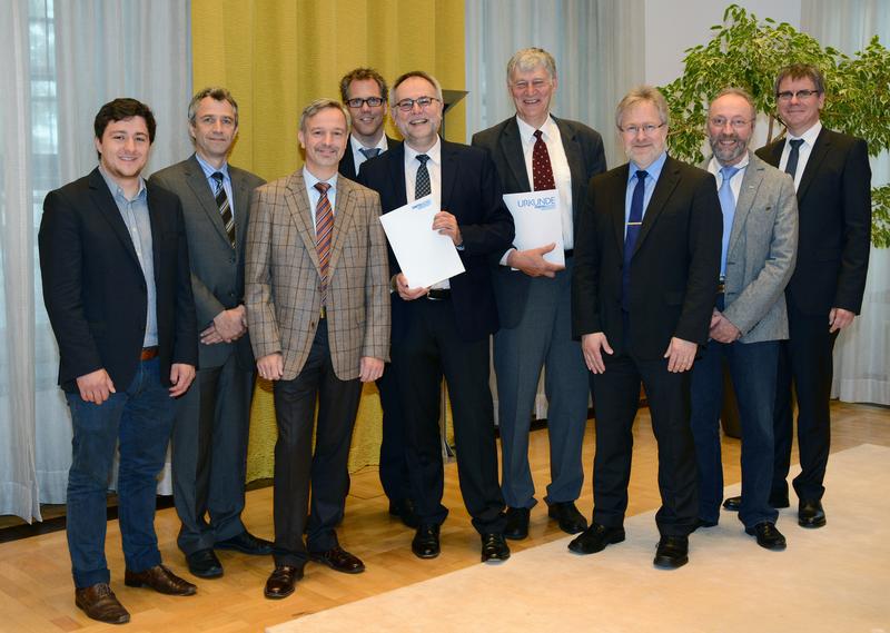Der Vorsitzende und die Gruppenvertreter des Senats und Prof. Dierk Raabe, Vorsitzender des Hochschulrates, gratulierten Rektor Prof. Ernst Schmachtenberg (4. v. r.) und Kanzler Manfred Nettekoven (