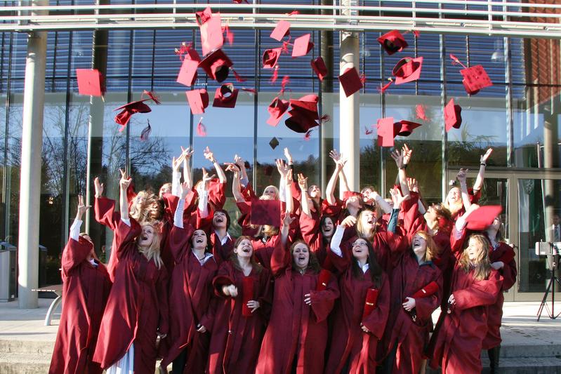 Die Absolventinnen u. Absolventen des Master-Studiums „Gesundheitsmanagement im Tourismus“ können sich auf vielfältige Jobchancen freuen – hier bei der traditionellen Graduierungsfeier in Bad Gleiche