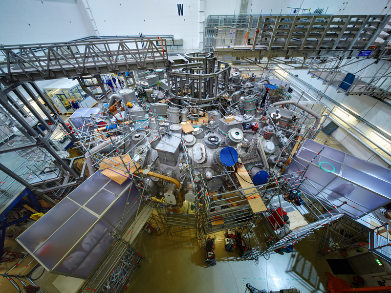  Blick in die Experimenthalle: Die Hauptmontage ist abgeschlossen. 