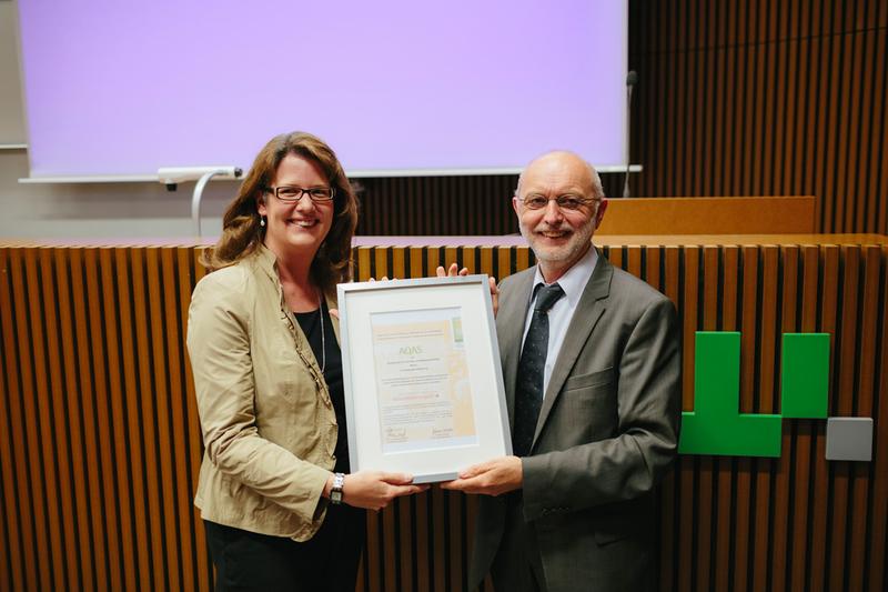HTW-Präsident Prof. Dr. Michael Heine erhält die Urkunde zur Systemakkreditierung.