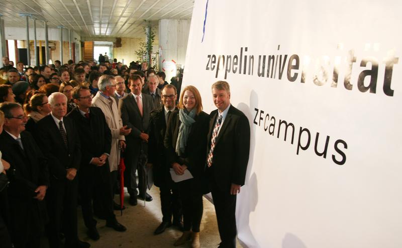Richtfest für den neuen „ZF Campus der Zeppelin Universität“ mit ZF-Vorstandsvorsitzendem Dr. Stefan Sommer, ZU-Geschäftsführerin Katja Völcker und ZU-Präsident Prof. Dr. Stephan A. Jansen (v. r.)