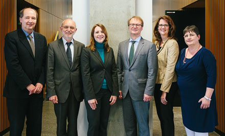 Dr. Harald Gilch (HIS-HE, v. l.), Prof. Dr. Michael Heine (HTW), Anna Sophie Beise (HIS-HE), Prof. Dr. Klaus Semlinger (HTW), Dr. Verena Kloeters (AQAS), Dr. Heike Zillmann (HTW).