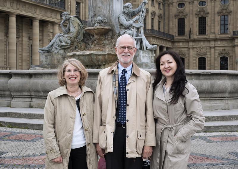 Dr. Rita Schneider u. Prof. Christoph Reiners leiten das WHO REMPAN-Kollaborationszentrum am Uniklinikum Würzburg. Rechts im Bild Dr. Zhanat Carr, zuständig für das REMPAN-Netzwerk bei d. WHO in Genf