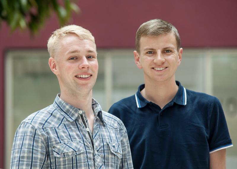 Die Rostocker Studenten Hans Menzdorf und Tim Ohm (v.l.)  holen 70 Kommilitonen aus dem gesamten Bundesgebiet nach Rostock, um sie mit der Wirtschaft von MV vertraut zu machen.