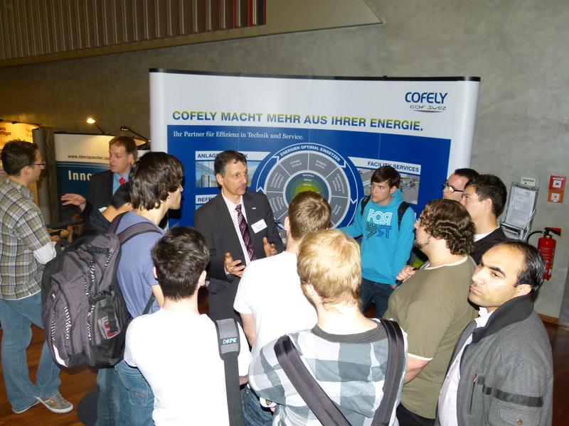 An den Firmenständen herrscht reges Interesse - Foto vom Industrietag 2012