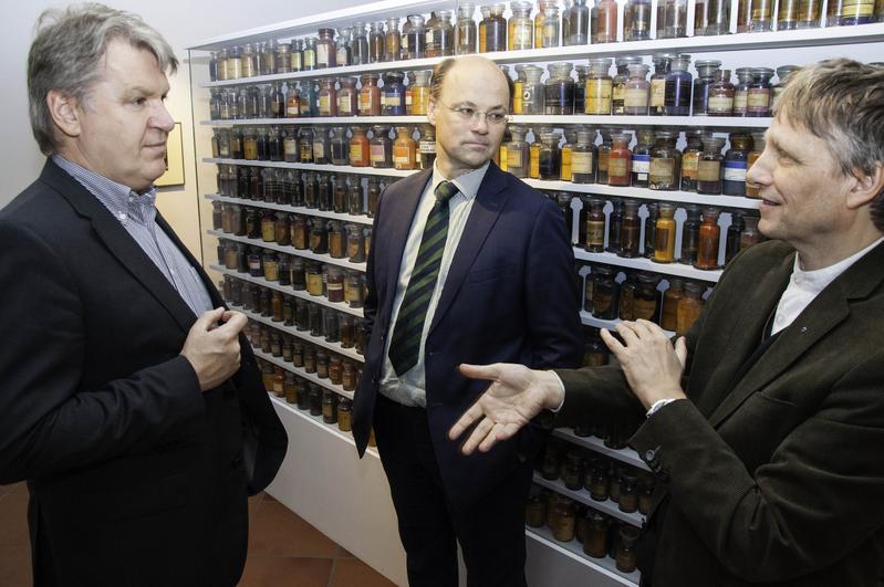 (v.l.) Museumschef Dr. Karlheinz Wiegmann, HN-Präsident Prof. Dr. Hans-Hennig von Grünberg und Prof. Dr. Jürgen Schram vor einem Schrank mit Farbstofffläschchen.  im Museum Schloss Rheydt. 