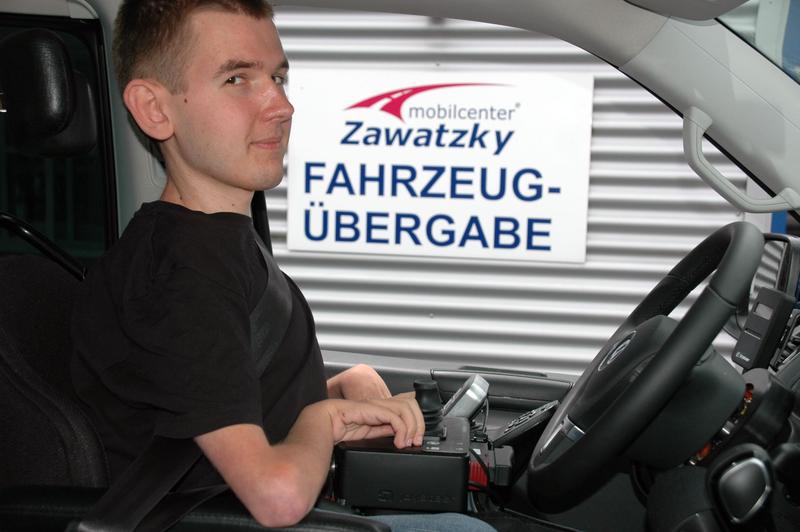 "Blinker links!": Josef Fleischmann fährt mit einem umgebauten VW T5 von Mobilcenter Zawatzky mit eingebauter EML-Sprachsteuerung. 