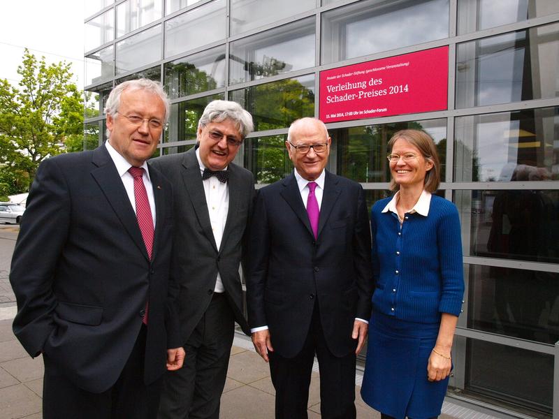 (v.l.n.r.) Prof. Dr. Joachim-Felix Leonhard (Stiftungsratsvorsitzender), Prof. Dr. Stephan Leibfried (Preisträger), Alois M. Schader (Stifter) und Prof. Dr. Anne Peters (Laudatorin)