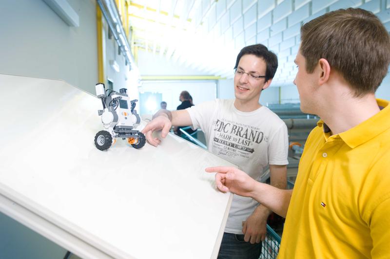 Wie ein segway funktioniert, demonstrieren Studierende anhand eines Roboters.