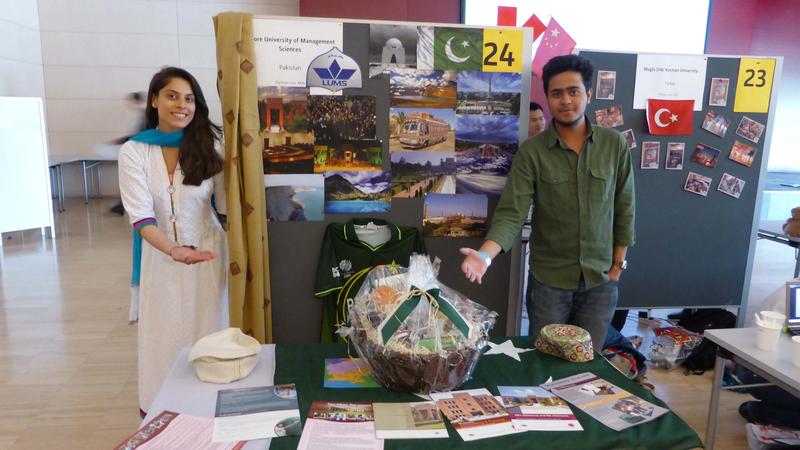 VertreterInnen der Lahore University an ihrem Informationsstand der Study Abroad Fair an der FH JOANNEUM.