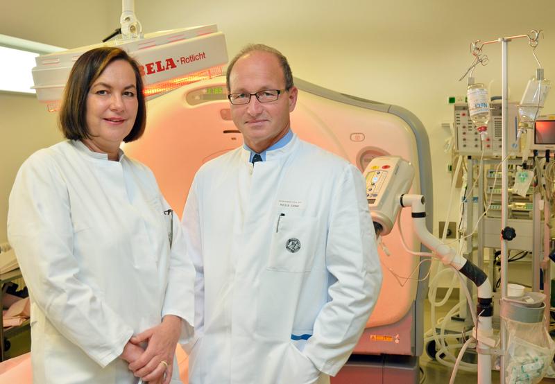 Prof. Dr. Felicitas Eckoldt, Direktorin der Klinik für Kinderchirurgie am UKJ und Prof. Dr. Dr. Gunther Hofmann, Direktor der Klinik für Unfall-, Hand- und Wiederherstellungschirurgie am UKJ.