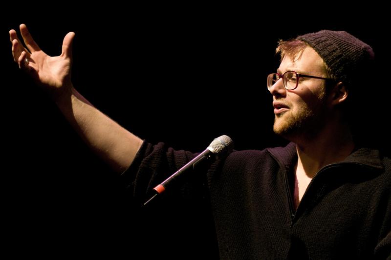 Der Poetry-Slammer Lars Ruppel moderiert den Science Slam.