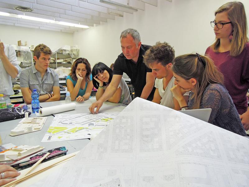 Impressionen aus dem Workshop: Italienische und deutsche Studierende im Korrekturgespräch mit Professor Dipl.-Ing. W. Fischer.