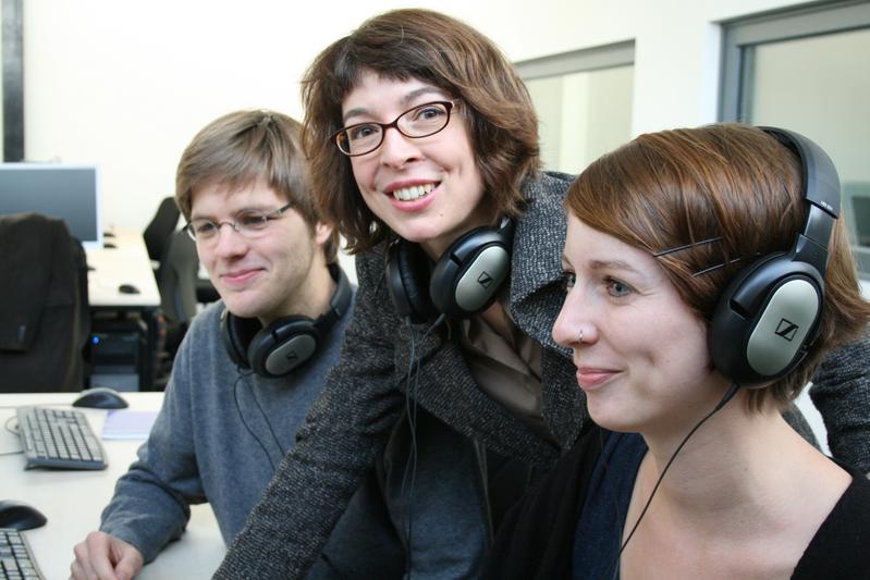 Im Medientextlabor der Uni Hildesheim: Student Philipp Hammer, Juniorprofessorin Nathalie Mälzer und Studentin Maria Wünsche