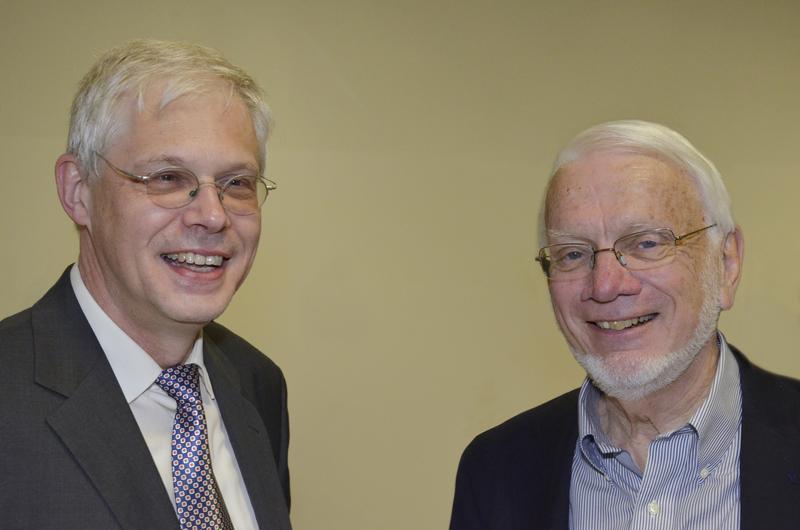 Prof. Dr. Gerhard Klebe (Philipps-Universität), wissenschaftlicher Koordinator der House of Pharma-Frühjahrstagung 2014, mit  Prof. Dr. Tom Steitz (Yale University), Nobel-Preis-Gewinner 2009