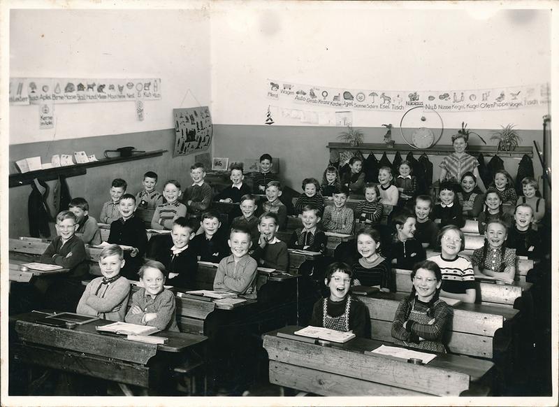 Fast 60 Jahre alt ist dieses Klassenfoto aus dem Jahr 1955. Thomas Sebald, einer der ersten Zeitzeugen in dem Forschungsprojekt, hat es mitgebracht. 