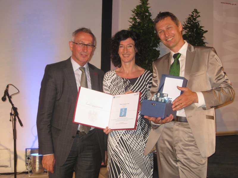 FH-Rektor Karl Peter Pfeiffer, Institutsleiterin Eva Adamer-König und Harald A. Friedl (v.l.) freuten sich über die Auszeichnung 