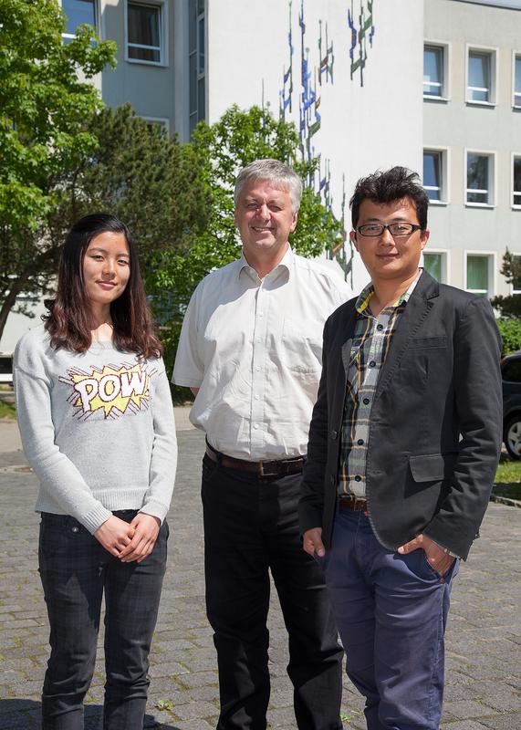 Prof. Holger Behm (Bildmitte) mit den Chinesischen Wissenschaftlern Jiang Liu und Frau Tianhong Yu
