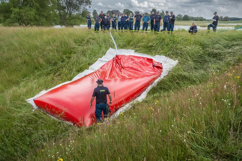 „flutschutz-Schlauchlastfilter“ am Testdeich der THW-Bundesschule Hoya: Test-Einsatz zur Zertifizierung des Schlauchlastfilters für den Einsatz im Hochwasserschutz durch den TÜV-Nord