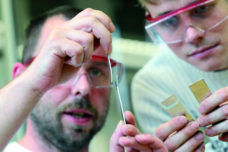 Geklebt in Bremen: Teilnehmer des Weiterbildungsprogramms im »Klebtechnischen Zentrum« des Fraunhofer IFAM