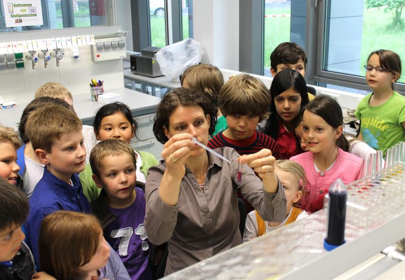 Junior-Professorin Dr. Dr. Karen Rother begeisterte Drittklässler der Grundschule Sonnenfeld bei der Pressekonferenz: Beim Mitmachlabor können junge Forscher selbst experimentieren.
