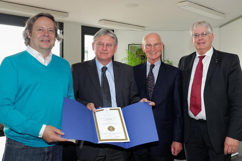 v.l.n.r.: Hanspeter Vietz, Excecutive Director MBA; Alois Zimmermann, Kanzler der Universität Augsburg;  Hans-Jürgen Brackmann, Geschäftsführer der FIBAA; Prof. Dr. Peter Schettgen, Direktor ZWW. 