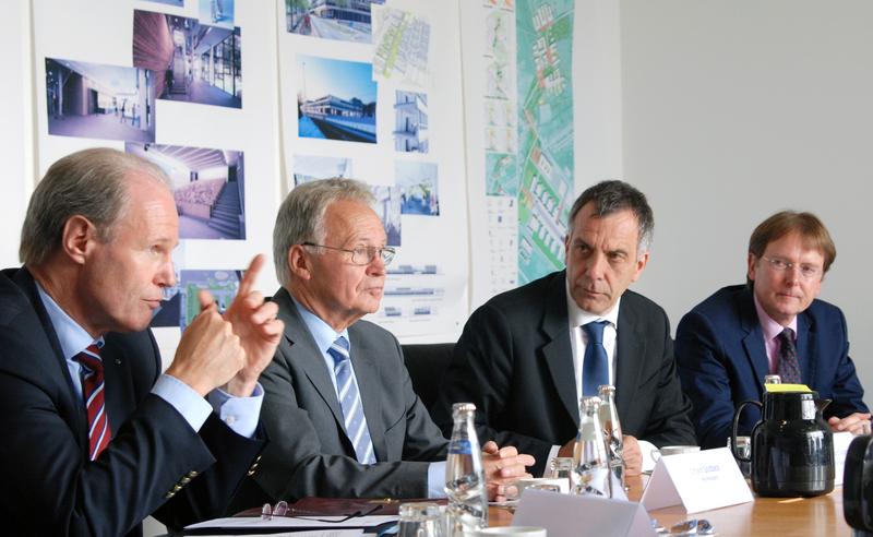 Thomas Niehoff, IHK-Hauptgeschäftsführer, Ortwin Goldbeck, IHK-Präsident, Prof. Dr.-Ing. Gerhard Sagerer, Rektor der Universität Bielefeld und Prof. Dr. Fred G. Becker (v.l.)