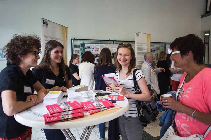 Zahlreiche Interessierte nutzten anlässlich des Tages der offenen Tür die Gelegenheit, sich von Professoren und Studierenden Studienangebote vorstellen zu lassen.  