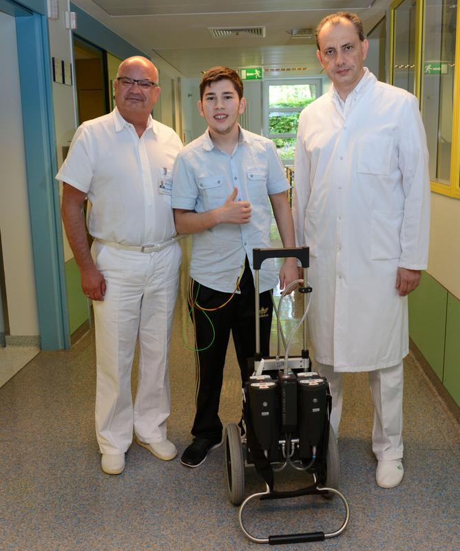 Samed mit Prof. Dr. Deniz Kececioglu (l.) und Dr. Eugen Sandica im Kinderherzzentrum und Zentrum für angeborene Herzfehler des Herz- und Diabeteszentrum NRW, Bad Oeynhausen.
