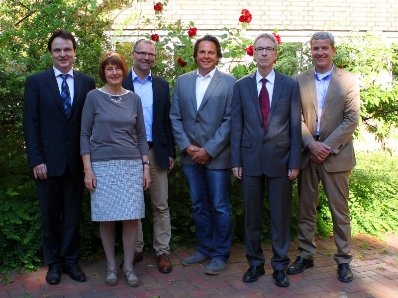 Präsident Prof. Dr. Peter François, H3-Schulleiterin Gunta Spreckelsen, Mathias Heß, Christian David (alle H3), Kanzler Prof. Dr. Johannes Wolf u. Kai-Olof Tiburtius (Schulaufsicht)
