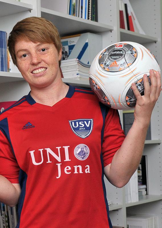 Susann Utes vereint ein Studium an der Universität Jena mit einer Karriere als Fußballerin beim FF USV Jena in der 1. Bundesliga – und tritt für Jena bei den Deutschen Hochschulmeisterschaften an.