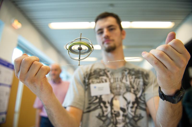 In der Physik können Besucher am Tag der offenen Tür selber experimentieren.