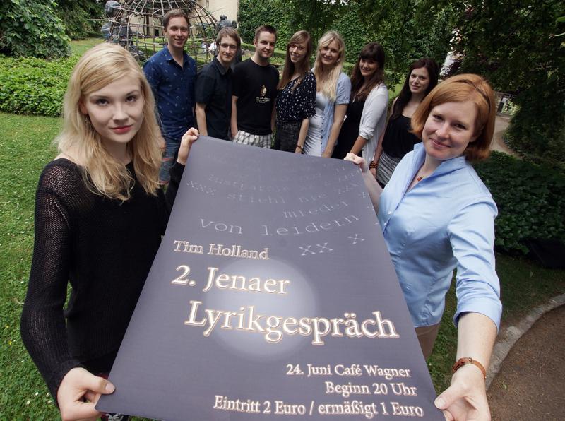 Ihre eigene Lyrikreihe haben Studierende der Universität Jena ins Leben gerufen. Zu den Organisatoren gehören Loreen Dalski (li.) und Dr. Claudia Hillebrandt.