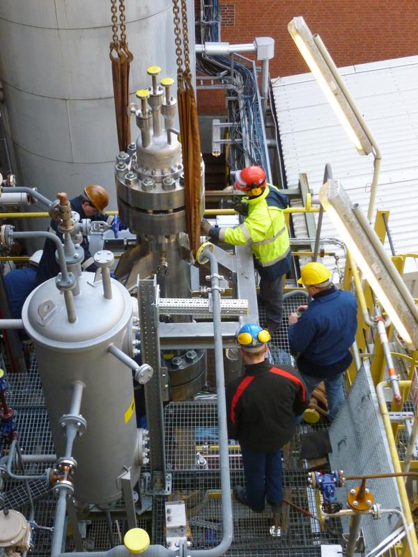 Aufbau der Blasensäule in der Versuchsanlage im Technikum des Geschäftsbereichs Advanced Intermediates von Evonik in Marl (Foto: Evonik Industries AG)