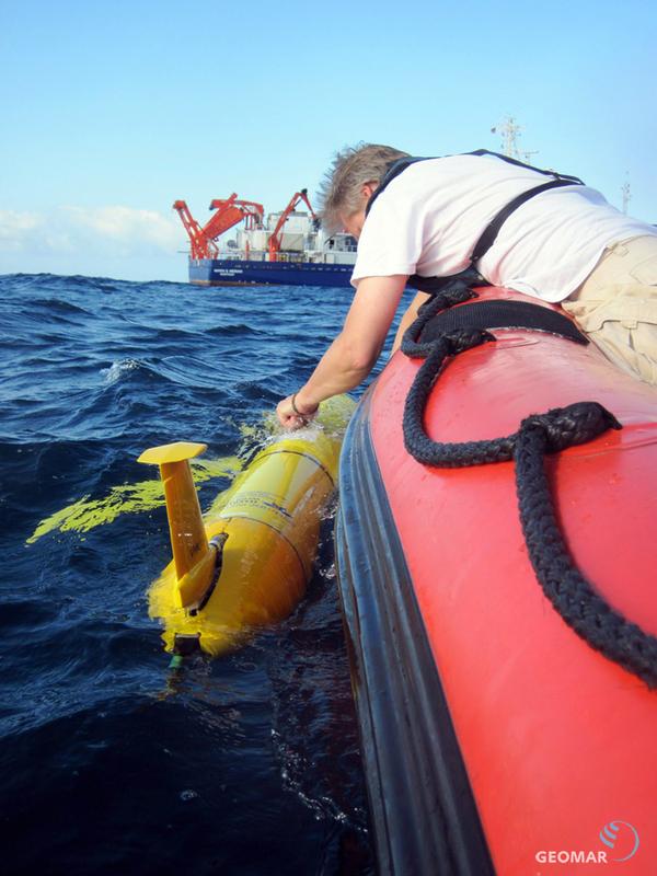 Ein Glider des GEOMAR wird im tropischen Atlantik ausgesetzt. 