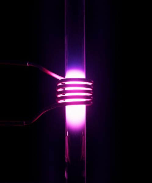 Zukünftig möglich: Induktiv gekoppeltes Plasma basierend auf Galliumnitrid-Elektronik in einer gasdurchströmten Quarzglasröhre zur Werkstoffbearbeitung.