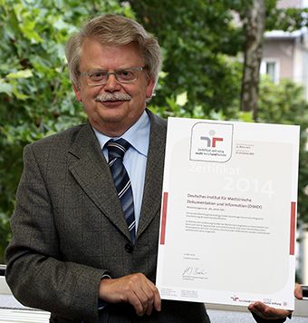 Direktor Dr. Dietrich Kaiser zeigt das in Berlin überreichte Zertifikat, das die familienbewusste Personalpolitik des DIMDI bestätigt.