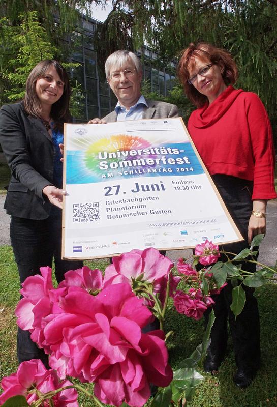 Rektor Prof. Dr. Klaus Dicke sowie Sandra Hillesheim (l.) und Susanne Reichelt (r.) vom Organisationsteam laden herzlich zum Sommerfest der Universität Jena am 27. Juni 2014 ein.